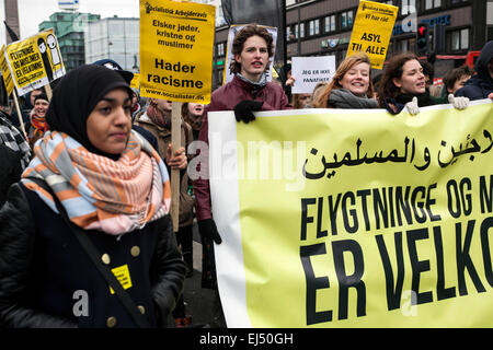 Kopenhagen, Dänemark, 21. März 2015: Der Demo-Zug zur Feier des UN internationaler Tag gegen Rassismus bewegt sich durch die Stadt Copnehagen. Das Zeichen (2., R) liest: 'Liebt Christain, Juden und Muslime - hasst Rassismus' Credit: OJPHOTOS/Alamy Live News Stockfoto