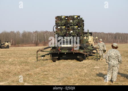 Sochaczew, Polen 21. März 2015 US Army Europe 10. Armee-Luft und Missile Defense Unit in Polen für Missile Defense Übung bereitgestellt. Delta-Batterie, 5. Bataillon, 7. Luft-Verteidigung-Artillerie-Regiment beteiligt sich an der einwöchigen Übung im Rahmen einer Reihe von Aktivitäten im Rahmen der Operation Atlantic zu beheben, die darauf abzielt, Verbündete, beruhigen demonstrieren Bewegungsfreiheit und regionale Aggression auf der östlichen Flanke der NATO zu verhindern. Bildnachweis: Michal Fludra/Alamy Live-Nachrichten Stockfoto