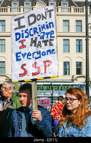 Glasgow, Schottland. 21. März 2015. Zur Unterstützung des internationalen Tages für die Beseitigung der Rassendiskriminierung nahmen mehr als 1000 Menschen eine Kundgebung in George Square, Glasgow Scotland, UK. Die Vereinten Nationen Proklamation zur Gleichstellung zu fördern Center viele prominente Politiker, Unterstützung bürgerliche Führer und Gewerkschaften, die Staats-und Regierungschefs trat Demonstranten, die aus über Schottland und Nordengland, durch Glasgow Stadt marschieren angereist waren. June Minnery, Präsident der STUC anlässlich der Rallye Stockfoto