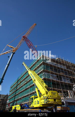 Studentenunterkunft in Liverpool, Merseyside, Großbritannien 21. März 2015. 40m hoher roter Turmdrehkran, der auf der Baustelle eines großen Komplexes von Nordic Construction verwendet wurde, der entfernt wird. Der Standort in der Hope Street ist ein Studentenzentrum mit 339 Zimmern, einem Fitnessstudio, einem Kino, Bars und Restaurants. Der Kran wird mit einem noch größeren 750 Tonnen Luffer Crane mit hydraulischen Wippauslegern demontiert (wird in engen städtischen Arbeitsräumen verwendet, wenn der Abstand zum Drehen des Jib nicht ausreicht), Einer der größten Krane dieser Art in Europa und einer von nur drei in Großbritannien. Stockfoto