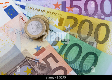 Euro (EUR) Münzen und Banknoten. 50, 100, 200 und 500 Euro-Banknoten. 1-Euro-Münze auf der linken Seite. Stockfoto