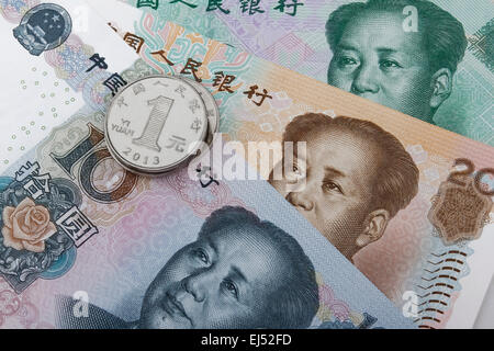 Chinesisches Geld (RMB).  1 RMB-Münze, auf Banknoten (10, 20 und 50 RMB). Stockfoto