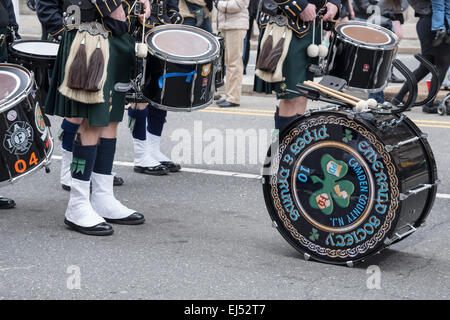 Drums of Philadelphia Emerald Society Pipe Band, St. Patrick's Day Parade, Philadelphia, USA St. Patrick's Day Parade, Philadelphia, USA Stockfoto
