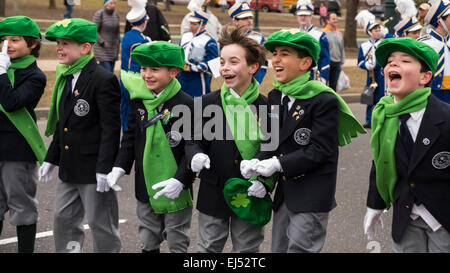 Jungen-Parade Teilnehmer sind voller Begeisterung und Energie, St. Patricks Day Parade, Philadelphia, USA Stockfoto