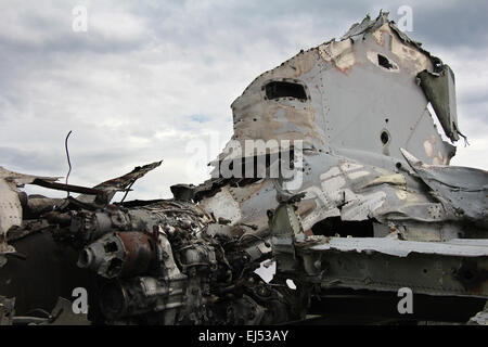 Abgestürztes Militärflugzeug, Teil des Flugzeugs Motor und tail Stockfoto