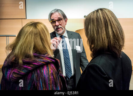 Paris, Frankreich, französische Gesundheitsfachleute, auf der Ministertagung über sexuell übertragbare Krankheiten, Dr. Antonio Gerbase', WHO, (Weltgesundheitsorganisation) Wissenschaftler treffen, Austausch, Diskussion, Wissenschaftskonferenz Stockfoto