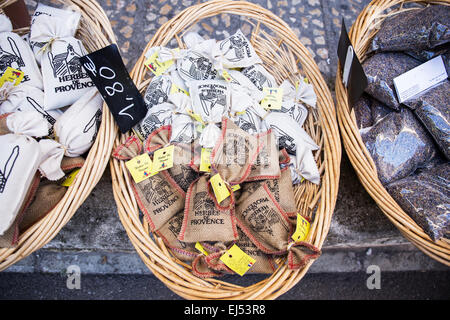 Marktstände mit Souvenir in alten Gassen von Avignon, Frankreich, Europa Stockfoto