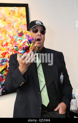Oscar-nominierter Komiker, Schauspieler, Drehbuchautor, Musiker und Unternehmer Dan Aykroyd zurückgekehrt nach London, um den offiziellen Startschuss für die neue Crystal Head Vodka 3 L Jeroboam mit "Use Your Head" Künstler Zusammenarbeit an der Opera Gallery, New Bond Street, London Stockfoto