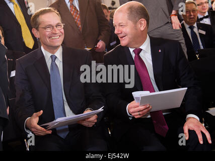 Hamburger Bürgermeister Olaf Scholz (R, SPD), im Gespräch mit dem Regierenden Bürgermeister von Berlin, Michael Mueller (L, SPD), während der Eröffnung der außerordentlichen Mitgliederversammlung des Deutschen Olympischen Sport Bundes (DOSB) in der Paulskirche in Frankfurt Am Main, Deutschland, 21. März 2015. Hamburg gewann den deutschen Wettbewerb um Bewerberstadt für die Olympischen Spiele 2024 geworden und wurde offiziell von der Mitgliederversammlung des DOSB nominiert. Foto: CHRISTOPH SCHMIDT/dpa Stockfoto