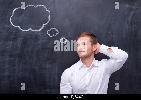Mann im weißen Hemd Denken schwer Stockfoto