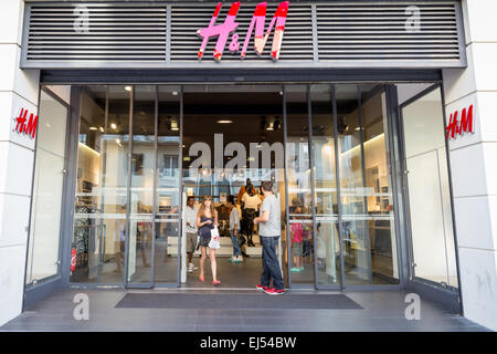 H & M - Hennes & Mauritz Shop in Avignon, Frankreich, Europa Stockfoto