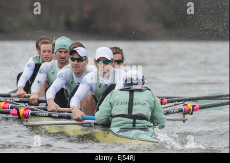 London, UK. 21. März 2015. Cambridge University Boat Club V Niederlande - Pre-Boot-Rennen Praxis Befestigung. Lage:-Themse, London, Vereinigtes Königreich zwischen Putney (Start) und Mortlake. In den letzten Vorbereitungen für die BNY Mellon Regatten die vier Clubs sich gegen einige der besten nationalen und internationalen Wettbewerb zu messen. Dazu die blaue Boot und Reserve Mannschaft Aufstellungen Rennerlebnis verleihen, helfen die Trainer bei der Fertigstellung Auswahl Schwierigkeiten und Kraftstoff Vorfreude auf das diesjährige Rennen am 11. April. Bildnachweis: Duncan Grove/Alamy Live-Nachrichten Stockfoto