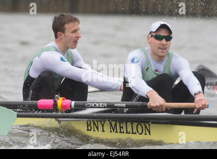 London, UK. 21. März 2015. Cambridge University Boat Club V Niederlande - Pre-Boot-Rennen Praxis Befestigung. Lage:-Themse, London, Vereinigtes Königreich zwischen Putney (Start) und Mortlake. In den letzten Vorbereitungen für die BNY Mellon Regatten die vier Clubs sich gegen einige der besten nationalen und internationalen Wettbewerb zu messen. Dazu die blaue Boot und Reserve Mannschaft Aufstellungen Rennerlebnis verleihen, helfen die Trainer bei der Fertigstellung Auswahl Schwierigkeiten und Kraftstoff Vorfreude auf das diesjährige Rennen am 11. April. Bildnachweis: Duncan Grove/Alamy Live-Nachrichten Stockfoto