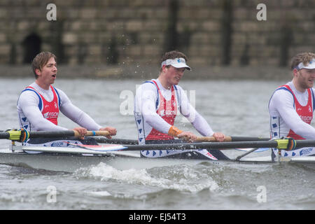 London, UK. 21. März 2015. Cambridge University Boat Club V Niederlande - Pre-Boot-Rennen Praxis Befestigung. Lage:-Themse, London, Vereinigtes Königreich zwischen Putney (Start) und Mortlake. In den letzten Vorbereitungen für die BNY Mellon Regatten die vier Clubs sich gegen einige der besten nationalen und internationalen Wettbewerb zu messen. Dazu die blaue Boot und Reserve Mannschaft Aufstellungen Rennerlebnis verleihen, helfen die Trainer bei der Fertigstellung Auswahl Schwierigkeiten und Kraftstoff Vorfreude auf das diesjährige Rennen am 11. April. Bildnachweis: Duncan Grove/Alamy Live-Nachrichten Stockfoto