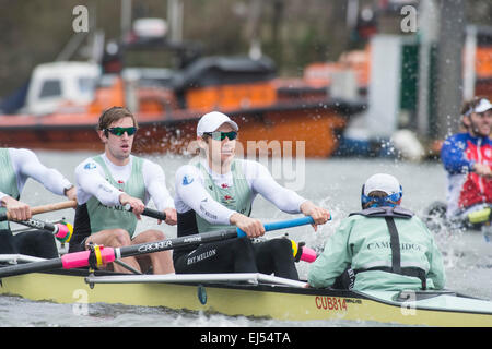 London, UK. 21. März 2015. Cambridge University Boat Club V Niederlande - Pre-Boot-Rennen Praxis Befestigung. Lage:-Themse, London, Vereinigtes Königreich zwischen Putney (Start) und Mortlake. In den letzten Vorbereitungen für die BNY Mellon Regatten die vier Clubs sich gegen einige der besten nationalen und internationalen Wettbewerb zu messen. Dazu die blaue Boot und Reserve Mannschaft Aufstellungen Rennerlebnis verleihen, helfen die Trainer bei der Fertigstellung Auswahl Schwierigkeiten und Kraftstoff Vorfreude auf das diesjährige Rennen am 11. April. Bildnachweis: Duncan Grove/Alamy Live-Nachrichten Stockfoto