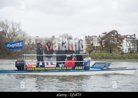 London, UK. 21. März 2015. Cambridge University Boat Club V Niederlande - Pre-Boot-Rennen Praxis Befestigung. Lage:-Themse, London, Vereinigtes Königreich zwischen Putney (Start) und Mortlake. In den letzten Vorbereitungen für die BNY Mellon Regatten die vier Clubs sich gegen einige der besten nationalen und internationalen Wettbewerb zu messen. Dazu die blaue Boot und Reserve Mannschaft Aufstellungen Rennerlebnis verleihen, helfen die Trainer bei der Fertigstellung Auswahl Schwierigkeiten und Kraftstoff Vorfreude auf das diesjährige Rennen am 11. April. Bildnachweis: Duncan Grove/Alamy Live-Nachrichten Stockfoto