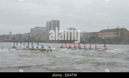 London, UK. 21. März 2015. Cambridge University Boat Club V Niederlande - Pre-Boot-Rennen Praxis Befestigung. Lage:-Themse, London, Vereinigtes Königreich zwischen Putney (Start) und Mortlake. In den letzten Vorbereitungen für die BNY Mellon Regatten die vier Clubs sich gegen einige der besten nationalen und internationalen Wettbewerb zu messen. Dazu die blaue Boot und Reserve Mannschaft Aufstellungen Rennerlebnis verleihen, helfen die Trainer bei der Fertigstellung Auswahl Schwierigkeiten und Kraftstoff Vorfreude auf das diesjährige Rennen am 11. April. Bildnachweis: Duncan Grove/Alamy Live-Nachrichten Stockfoto