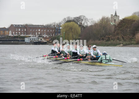 London, UK. 21. März 2015. Cambridge University Boat Club V Niederlande - Pre-Boot-Rennen Praxis Befestigung. Lage:-Themse, London, Vereinigtes Königreich zwischen Putney (Start) und Mortlake. In den letzten Vorbereitungen für die BNY Mellon Regatten die vier Clubs sich gegen einige der besten nationalen und internationalen Wettbewerb zu messen. Dazu die blaue Boot und Reserve Mannschaft Aufstellungen Rennerlebnis verleihen, helfen die Trainer bei der Fertigstellung Auswahl Schwierigkeiten und Kraftstoff Vorfreude auf das diesjährige Rennen am 11. April. Bildnachweis: Duncan Grove/Alamy Live-Nachrichten Stockfoto