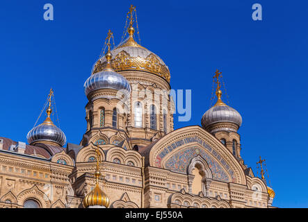 Fassade der Himmelfahrtskirche auf Vasilevsky Insel. Orthodoxe Kirche in Sankt-Petersburg, Russland Stockfoto