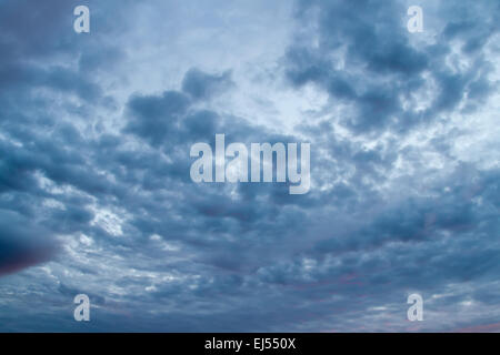 Dunkle, bedrohliche Gewitterwolken. Dramatische Gewitterhimmel. Stockfoto