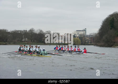 London, UK. 21. März 2015. Cambridge University Boat Club V Niederlande - Pre-Boot-Rennen Praxis Befestigung. Lage:-Themse, London, Vereinigtes Königreich zwischen Putney (Start) und Mortlake. In den letzten Vorbereitungen für die BNY Mellon Regatten die vier Clubs sich gegen einige der besten nationalen und internationalen Wettbewerb zu messen. Dazu die blaue Boot und Reserve Mannschaft Aufstellungen Rennerlebnis verleihen, helfen die Trainer bei der Fertigstellung Auswahl Schwierigkeiten und Kraftstoff Vorfreude auf das diesjährige Rennen am 11. April. Bildnachweis: Duncan Grove/Alamy Live-Nachrichten Stockfoto