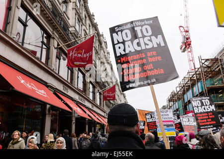 London, UK. 21. März 2015. Menschen marschierten durch die Straßen von London in einem Marsch von Vereinen gegen Faschismus (UAF), "Stand Up Against Rassismus" am 21. März 2015 auf UN-Antirassismus-Tag angeordnet. Bildnachweis: Tom Arne Hanslien/Alamy Live-Nachrichten Stockfoto