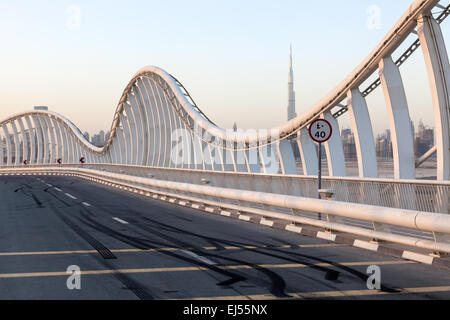 Bremsspuren an der Meydan-Brücke in Dubai, Vereinigte Arabische Emirate Stockfoto
