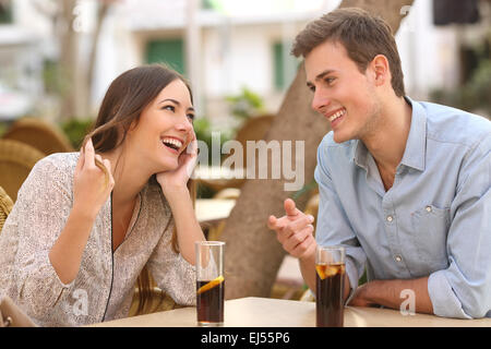 Paar dating und flirten während der Einnahme ein Gespräch und suchen einander in einem restaurant Stockfoto