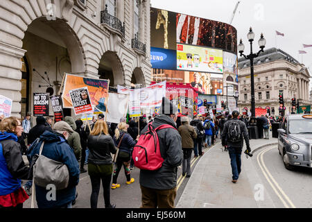 London, UK. 21. März 2015. Menschen marschierten durch die Straßen von London in einem Marsch von Vereinen gegen Faschismus (UAF), "Stand Up Against Rassismus" am 21. März 2015 auf UN-Antirassismus-Tag angeordnet. Bildnachweis: Tom Arne Hanslien/Alamy Live-Nachrichten Stockfoto