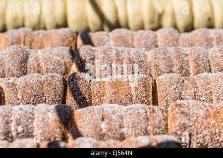 Backen von tschechischen Trdelník auf der Straße von Prag Stockfoto