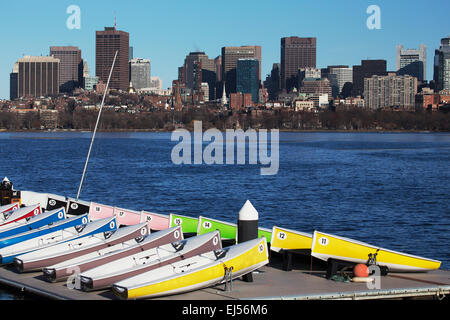 Bunte angedockt, Segelboote und Skyline von Boston, Charles River, Massachusetts, USA Stockfoto