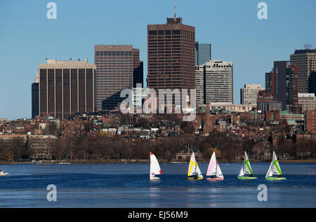 Bunte angedockten Segelboote und Skyline von Boston im Winter auf die Hälfte eingefroren Charles River, Massachusetts, USA Stockfoto