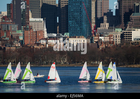 Bunte angedockten Segelboote und Skyline von Boston im Winter auf die Hälfte eingefroren Charles River, Massachusetts, USA Stockfoto