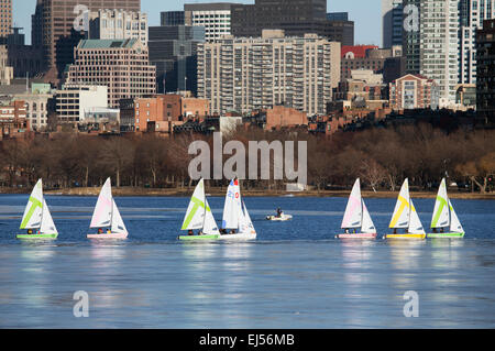 Bunte angedockten Segelboote und Skyline von Boston im Winter auf die Hälfte eingefroren Charles River, Massachusetts, USA Stockfoto