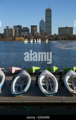 Bunte angedockten Segelboote und Skyline von Boston im Winter auf die Hälfte eingefroren Charles River, Massachusetts, USA Stockfoto