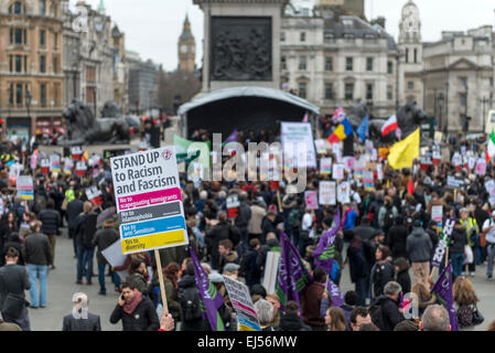 London, 21. März 2015-Anti-Rassismus-Demonstranten sammeln auf dem Trafalgar Square zu einer Kundgebung nach einem Marsch durch London Stockfoto