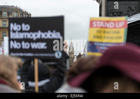 London, 21. März 2015-Anti-Rassismus-Demonstranten versammeln sich in Trafalgar Square mit Big Ben im Hintergrund Stockfoto