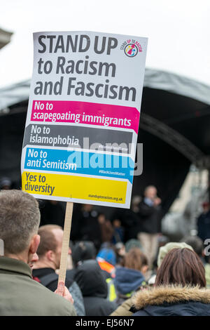 London, 21. März 2015-Anti-Rassismus-Demonstranten sammeln auf dem Trafalgar Square zu einer Kundgebung nach einem Marsch durch London Stockfoto