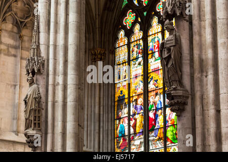 Köln, Deutschland - AUGUST 26: Buntglas Kirchenfenster mit Pfingsten Thema in der Kathedrale am 26. August 2014 in Köln Stockfoto
