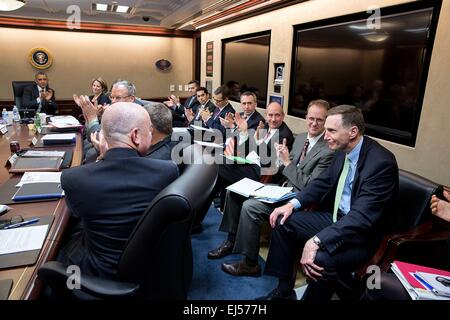 John Pistole, ausgehende Administrator von der Transportation Security Administration, während Präsident Barack Obama Treffen mit Mitgliedern des nationalen Sicherheitsrates im Situation Room des weißen Hauses 16. Dezember 2014 in Washington, DC applaudiert. Stockfoto