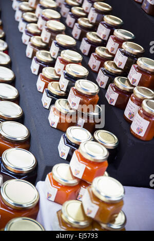 Gläser von Konfitüre und Marmelade zum Verkauf an einen Bauernmarkt in Beaune, Burgund im Departement Côte d ' or in Ost-Frankreich, Europa Stockfoto