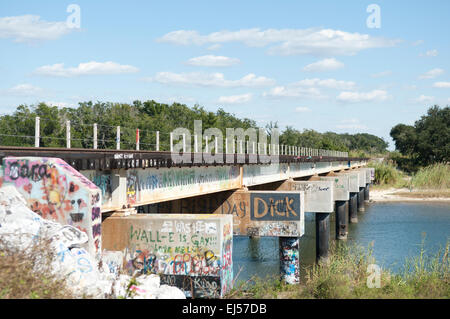 Eisenbahnbrücke über Bayou Texar in Pensacola, Florida Stockfoto