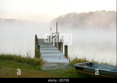 Nebligen Morgen entlang eines Flusses und einem Dock in Alabama Stockfoto