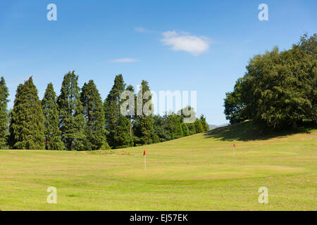 Bowness auf Windermere Golf Minigolfplatz Cumbria Lake District ein beliebter touristischer Aktivität im Sommer mit Sonne und blauer Himmel Stockfoto