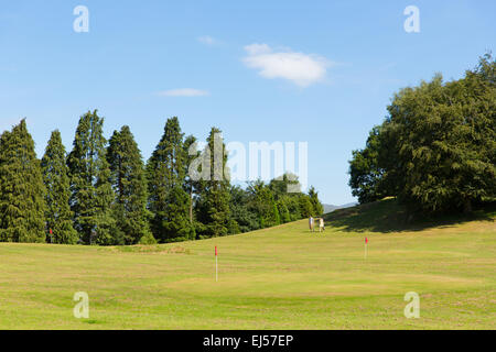 Golfer Bowness auf Windermere Golf Minigolfplatz Cumbria Seenplatte touristische Aktivität im Sommer mit Sonne und blauer Himmel Stockfoto