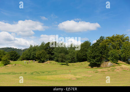 Bowness auf Windermere Golf Minigolfplatz Cumbria Lake District ein beliebter touristischer Aktivität im Sommer mit Sonne und blauer Himmel Stockfoto