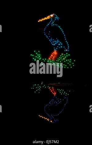 Ein Pelikan-Display in einem Teich bei Zoolights im Point Defiance Zoo in Tacoma, Washington mitgestalten. Stockfoto