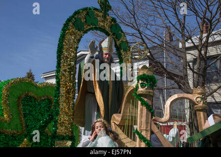 St. Patrick Segen Menschenmenge, St. Patricks Day Parade, 2014, South Boston, Massachusetts, USA Stockfoto