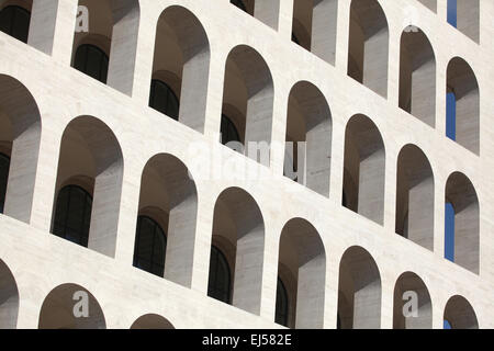 Palazzo della Civilta Italiana auch bekannt als das Kolosseum Square im Stadtteil EUR in Rom, Italien. Stockfoto