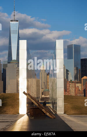 Leerer Himmel: Jersey City 9/11 Memorial bei Sonnenuntergang zeigt Eisen Strahl aus W.T.C., New Jersey, USA Stockfoto